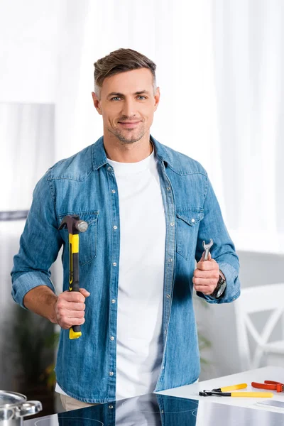 Schöner Mann Mit Reparaturwerkzeug Der Hand Und Lächelnd Die Kamera — Stockfoto