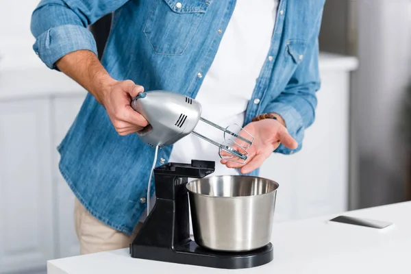 Weergave Van Man Controleren Keuken Mixer Bijgesneden — Stockfoto