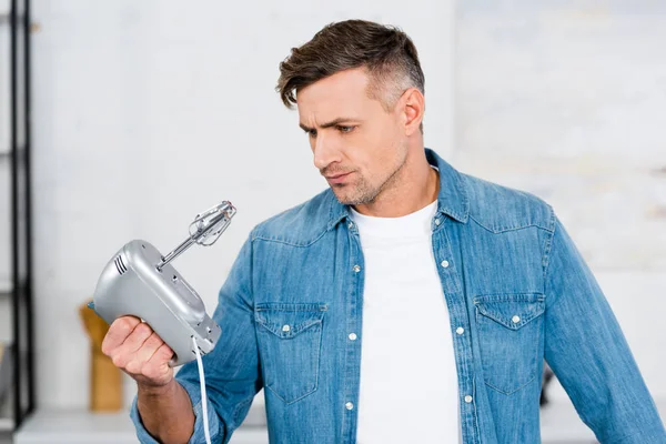 Confundido Guapo Hombre Mirando Cocina Mixer — Foto de Stock