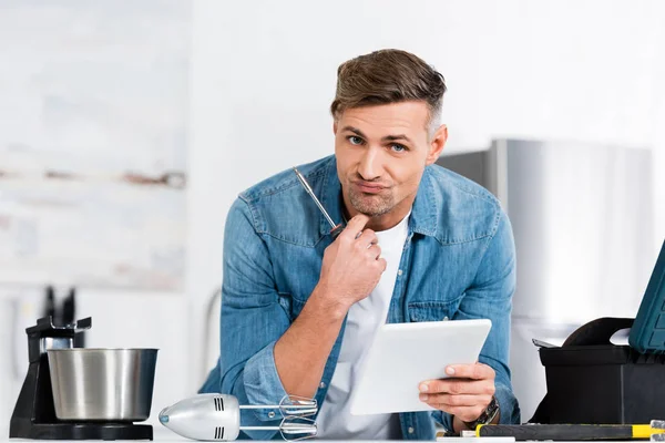 Olycklige Mannen Håller Skruvmejsel Och Digitala Tablett — Stockfoto