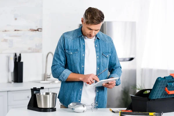 Uomo Adulto Utilizzando Tablet Digitale Durante Riparazione Mixer Cucina — Foto Stock