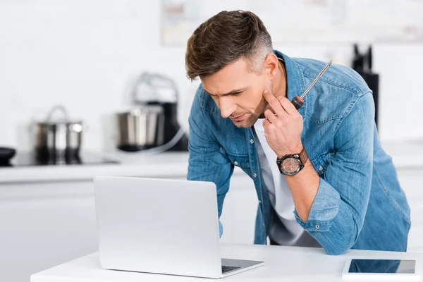 Hombre Guapo Sosteniendo Destornillador Uso Ordenador Portátil —  Fotos de Stock