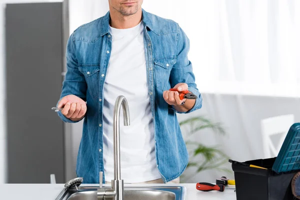 裁剪视图的人拿着工具白色修理厨房水槽 — 图库照片