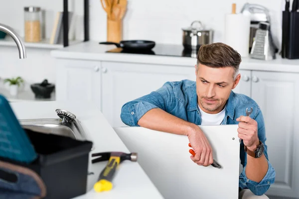 Uomo Adulto Confuso Che Tiene Strumenti Riparazione Cucina — Foto Stock