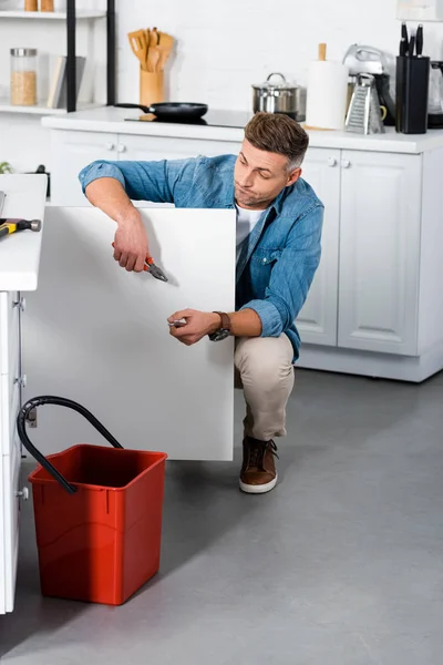 Confused Man Repairing Kitchen Sink — Stock Photo, Image