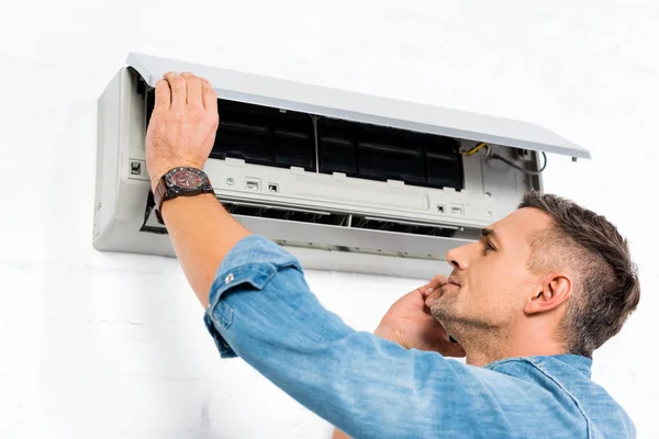 Handsome Man Talking Smartphone While Repairing Air Conditioner — Stock Photo, Image