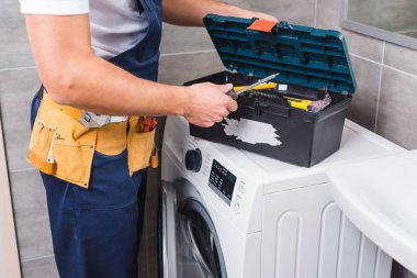tornavida banyo araç kutusuna koyarak tamirci görünümünü kırpılmış 