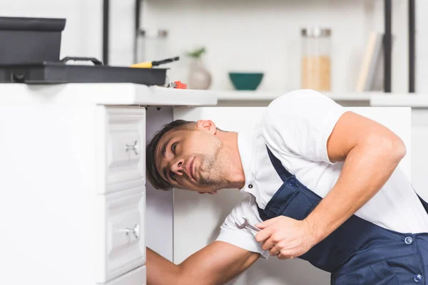 Volwassen Reparateur Roet Houden Terwijl Het Controleren Van Leidingen Keuken — Stockfoto