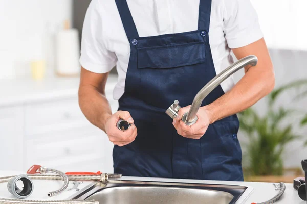 Vista Cortada Reparador Que Tira Torneira Cozinha Para Reparar — Fotografia de Stock