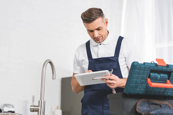 Adult Repairman Using Digital Tablet Holding Tools While Repairing Faucet — Stock Photo, Image