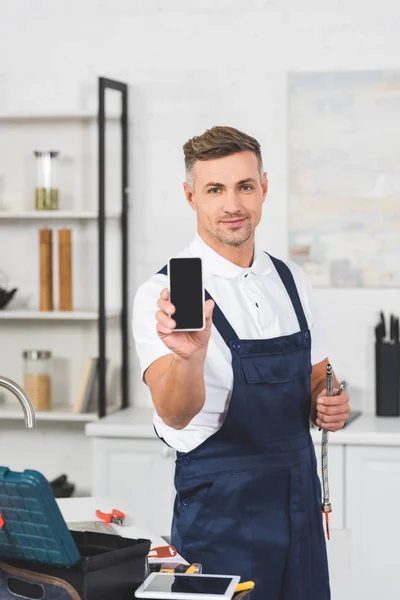Smiling Adult Handyman Holding Pipe Smartphone Blank Screen — Stock Photo, Image