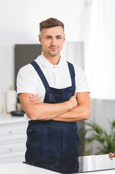Adult Repairman Standing Electric Stove Crossed Arms Kitchen Looking Camera — Stock Photo, Image