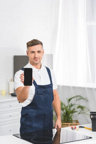 Smiling Adult Repairman Showing Smartphone Blank Screen While Standing Kitchen — Stock Photo, Image