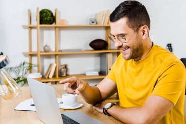 mutlu adam gözlüklü laptop parmakla işaret