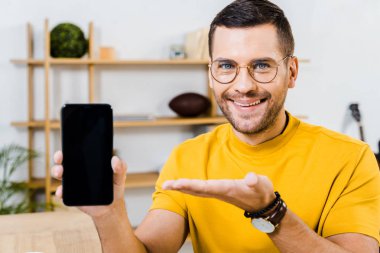 smartphone boş ekran ile gösterilen gözlük yakışıklı adam 