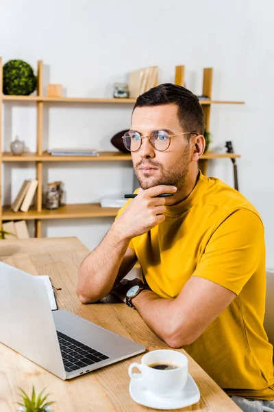 Homem Pensativo Sentado Óculos Perto Laptop Xícara Café — Fotografia de Stock