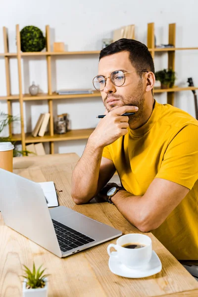 Töprengő Ember Szemüveg Közelében Laptop Csésze Kávé — Stock Fotó