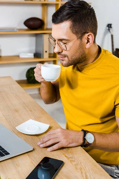 Bell Uomo Che Sente Odore Caffè Mentre Seduto Alla Scrivania — Foto Stock