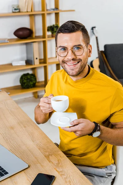 グラス一杯のコーヒーを保持している陽気な男 — ストック写真
