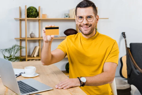 Homem Alegre Segurando Cartão Crédito Sorrindo Perto Laptop — Fotografia de Stock