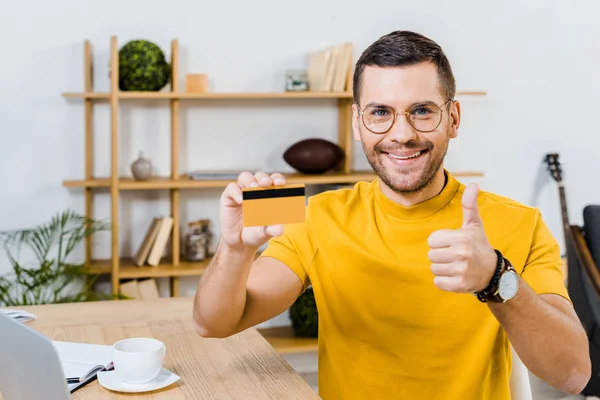 Hombre Guapo Mostrando Pulgar Hacia Arriba Mientras Sostiene Tarjeta Crédito —  Fotos de Stock