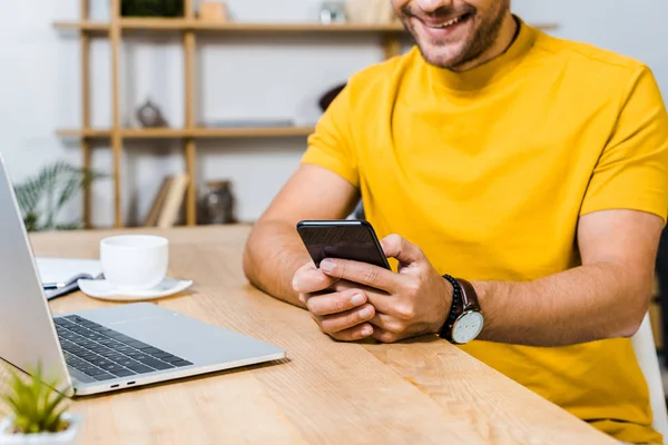 Vista Recortada Del Hombre Utilizando Teléfono Inteligente Cerca Del Ordenador —  Fotos de Stock