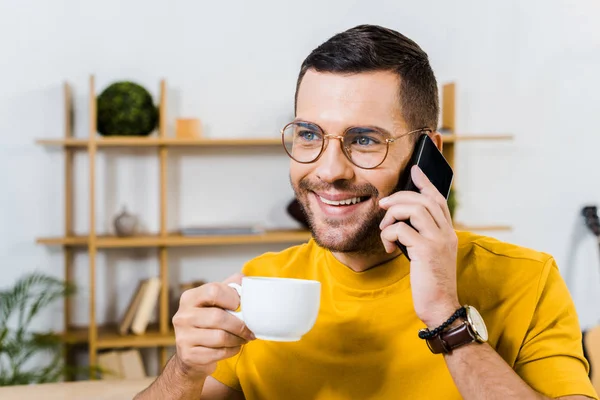 Homem Bonito Óculos Falando Smartphone Enquanto Segurando Xícara Café — Fotografia de Stock