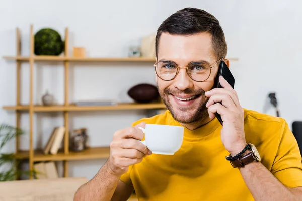 Homem Bonito Falando Smartphone Enquanto Segurando Xícara Café — Fotografia de Stock