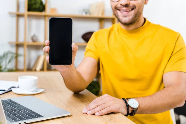 Vista Ritagliata Dell Uomo Che Tiene Smartphone Con Schermo Vuoto — Foto Stock