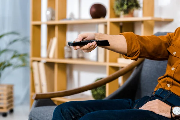 Vista Recortada Mano Masculina Sosteniendo Control Remoto Casa — Foto de Stock