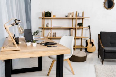 modern oturma odası ile ahşap masa, sandalye, raflar ve tesisleri