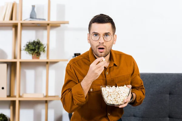 Verrast Man Glazen Popcorn Eten Woonkamer — Stockfoto
