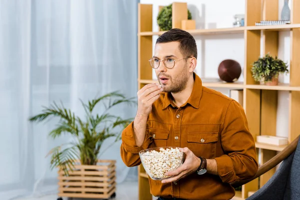 Meglepett Férfi Szemüveg Pattogatott Kukoricát Eszik Film Nézése Közben — Stock Fotó