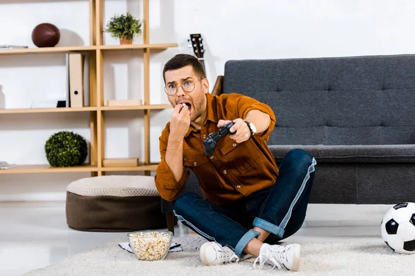 Hombre Emocional Comer Palomitas Maíz Mientras Juega Videojuego —  Fotos de Stock