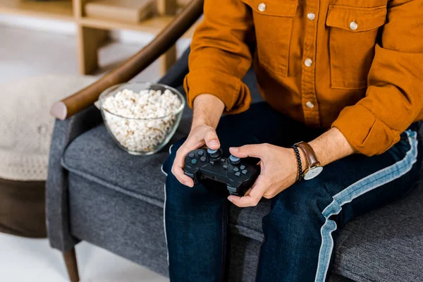自宅でビデオ ゲームを遊ぶ男のトリミング ビュー — ストック写真
