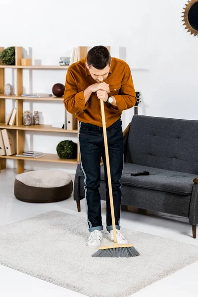 Hombre Triste Pie Con Escoba Sala Estar Moderna — Foto de Stock