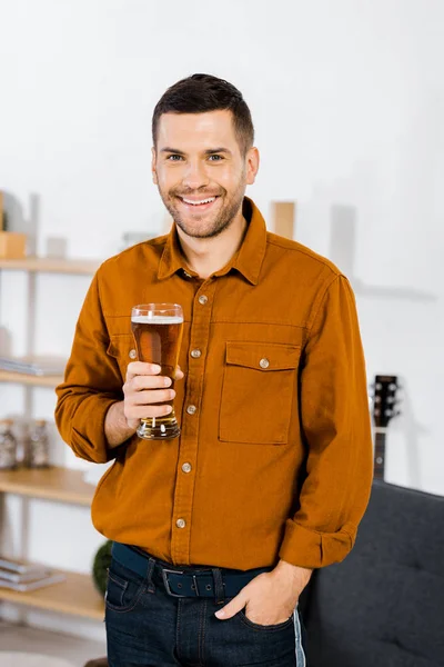 Homem Bonito Moderna Sala Estar Segurando Vidro Cerveja Colocando Mão — Fotografia de Stock