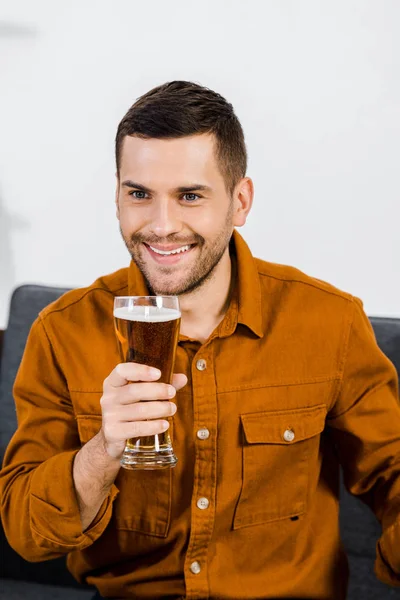 Homem Bonito Moderna Sala Estar Sentado Sofá Segurando Copo Cerveja — Fotografia de Stock