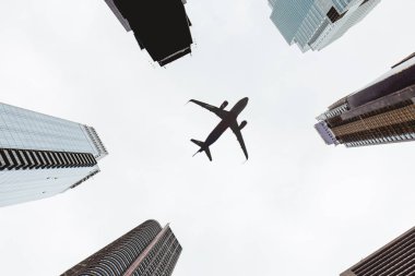 gökdelenler görünümünü alt ve gökyüzü uçak new york City, ABD ile temizleyin