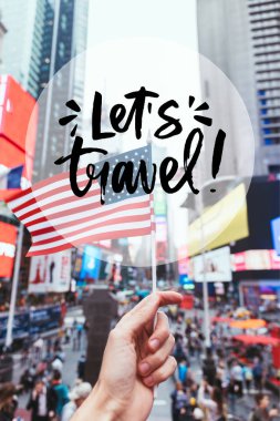 Amerikan bayrağı ile new york city Caddesi üzerinde tutan adam kısmi görünümünü 
