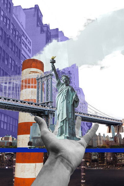 частичный вид мужской руки со статуей Свободы и Нью-Йорка на фоне изолированного на белом фоне
