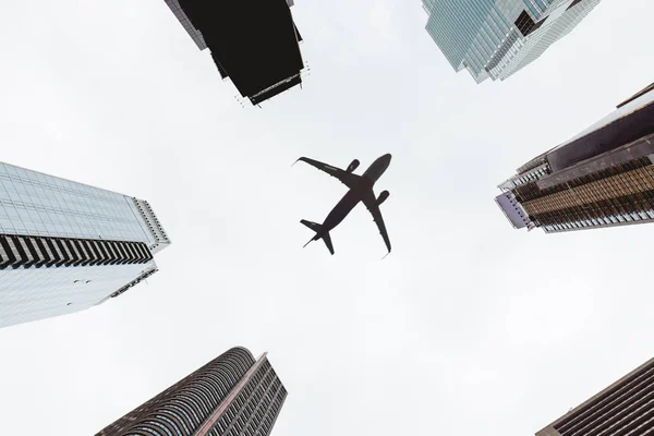 Onderste Weergave Van Wolkenkrabbers Duidelijke Hemel Met Vliegtuig New York — Stockfoto