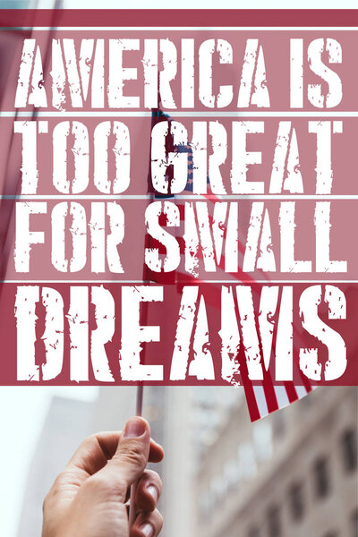 обрезанный снимок человека, держащего американский флаг в руке с размытой улицей Нью-Йорка на заднем плане и цитата "Америка слишком велика для маленьких мечтаний"

