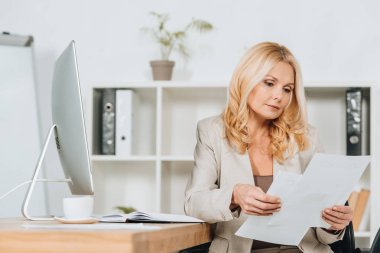oturma ve Office belgeleriyle çalışma olgun işkadını odaklı 