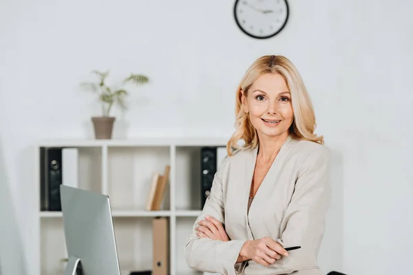 Beautiful Mature Businesswoman Standing Crossed Arms Smiling Camera Office — Stock Photo, Image