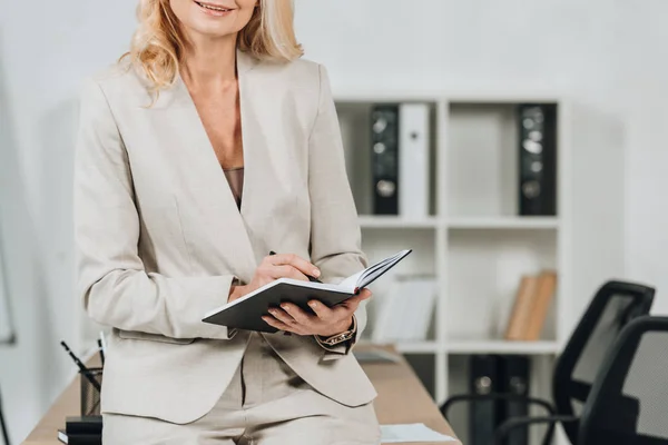 Cropped Shot Smiling Blonde Businesswoman Sitting Table Writing Notepad Workplace — Stock Photo, Image