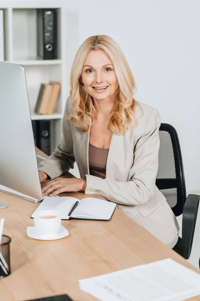 Allegra Donna Affari Matura Che Utilizza Computer Desktop Sorride Alla — Foto Stock