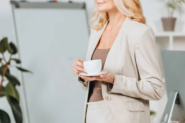 Przycięte Strzał Uśmiechający Się Bizneswoman Gospodarstwa Kawę Biurze — Zdjęcie stockowe