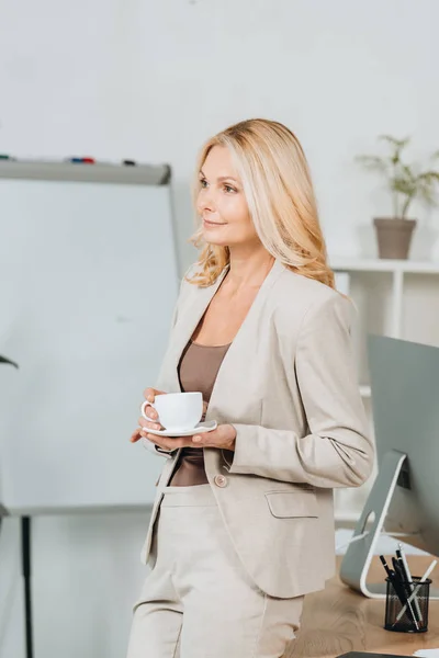 Hermosa Mujer Negocios Sonriente Sosteniendo Taza Café Mirando Hacia Otro —  Fotos de Stock