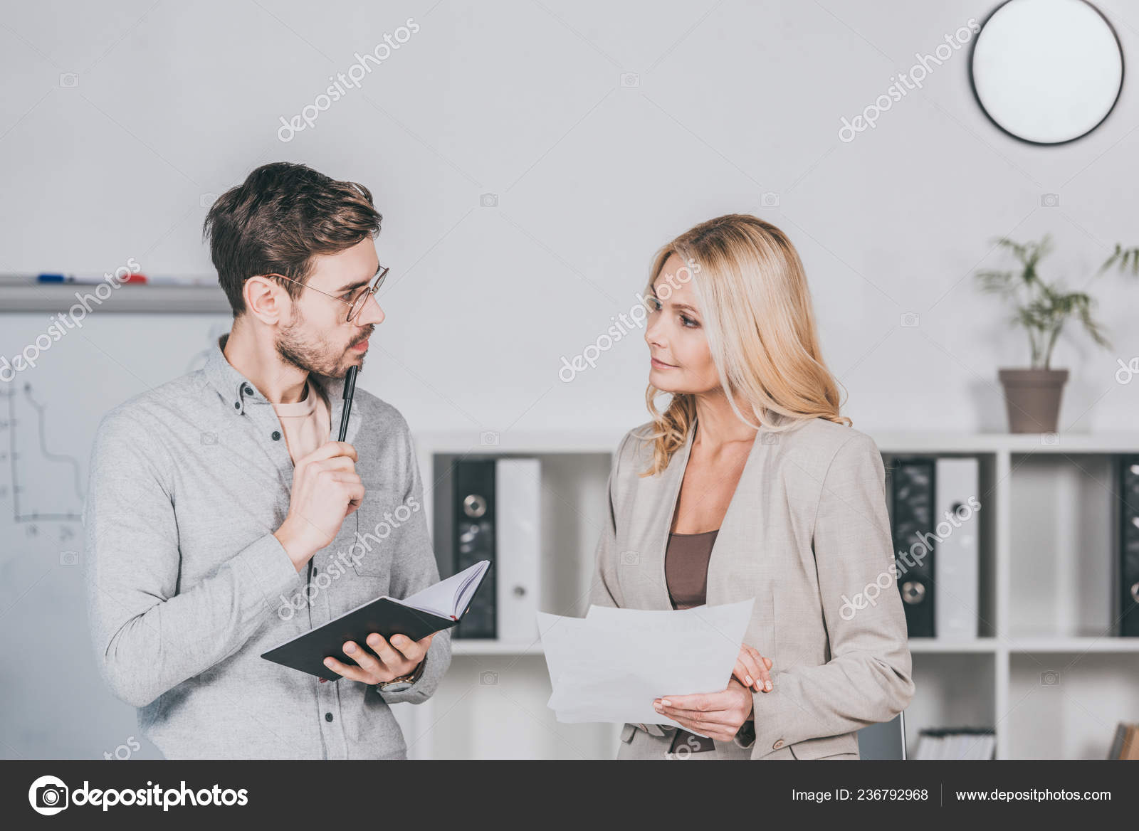 Homme un Une avec mature jeune